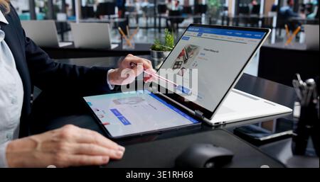 Die Frau Fand Ihren Perfekten Schatten Im E-Commerce-Store. Stockfoto
