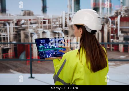 Ingenieurin Mit Tablet Zur Analyse Von Energiedaten In Industrieanlagen Stockfoto