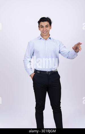 Selbstbewusster Geschäftsmann, der mit dem Finger zur Seite zeigt Stockfoto