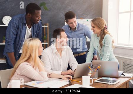 Mitarbeiter im Unternehmen diskutieren Ideen im Büro Stockfoto