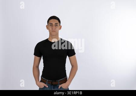 Junger Mann posiert in einem Studio Stockfoto