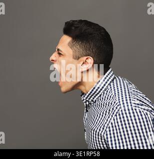 Hispanischer Mann, der im Studio schreit Stockfoto