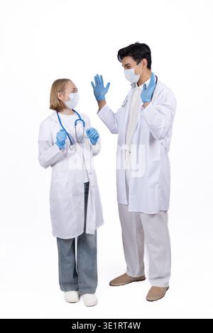 Medizinisches Team posiert und lächelt Stockfoto