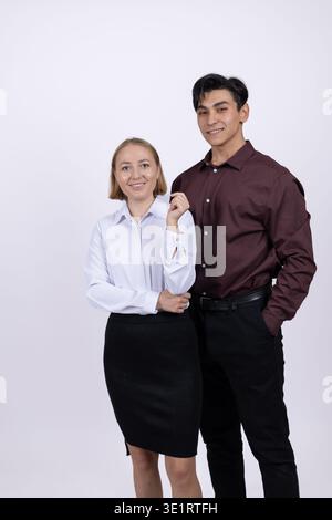 Geschäftspaar posiert zusammen auf weißem Hintergrund Stockfoto