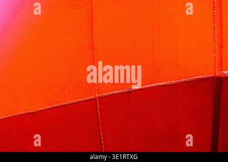 Abstrakte orange und rot lackierte Metallstruktur Stockfoto