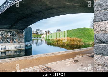 Blick unter einer Steinbrücke in Kastellet Festung, Kopenhagen, Dänemark, Fahrradweg mit Symbolen Stockfoto