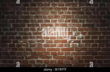 Detaillierte Ansicht einer verwitterten roten Ziegelwand mit rauer Textur, ideal als Hintergrund für industrielle, städtische oder Vintage-Designprojekte. Stockfoto