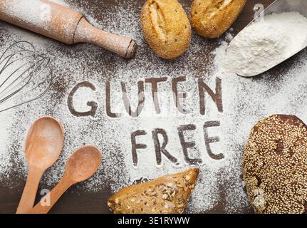 Glutenfreies Brot backen, verschiedene gesunde Gebäckstücke Stockfoto