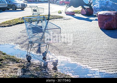 Leerer Metall-Einkaufswagen auf einem Supermarkt-Parkplatz Stockfoto