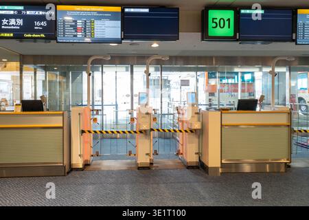 OTA-ku, Tokio, Japan. August 2025. Ein geschlossenes Abflugsteig im Erdgeschoss am Flughafen Haneda, Inlandsterminal 2. Stockfoto