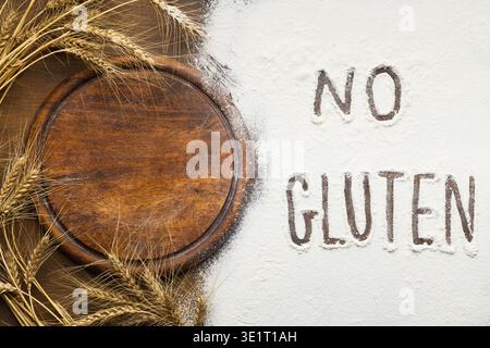 Gesundes Backen. Glutenfreies Mehl und Ohren, Blick von oben Stockfoto