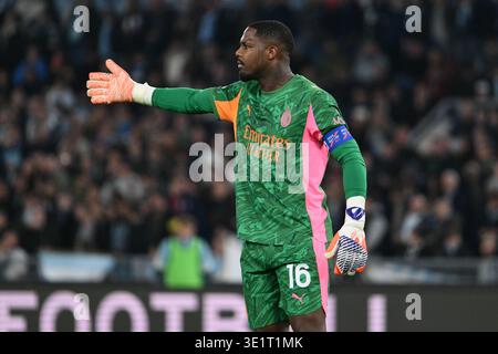 Mike Maignan vom AC Milan Gesten während des Serie A Enilive Spiels zwischen SS Lazio und AC Milan im Olympiastadion am 15. März 2026 in Rom. Stockfoto
