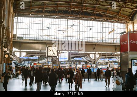 Zürich, Schweiz - 17. März 2026: Reisende spazieren durch das geschäftige Atrium des Zürcher Hauptbahnhofs Stockfoto
