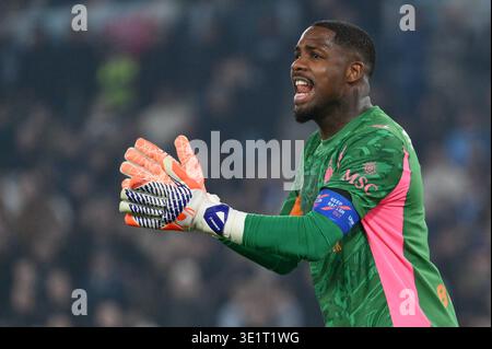 Mike Maignan vom AC Milan Gesten während des Serie A Enilive Spiels zwischen SS Lazio und AC Milan im Olympiastadion am 15. März 2026 in Rom. Stockfoto