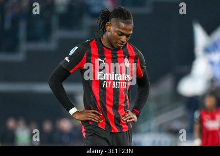 Rafael Leao vom AC Milan reagiert mit Enttäuschung beim Spiel der Serie A Enilive zwischen SS Lazio und AC Milan am 15. März 2026 im Olympiastadion Stockfoto