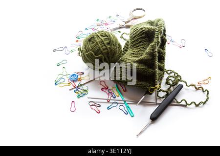 Handgefertigtes Strickprojekt mit Wollgarn und Strickwerkzeugen. Stockfoto