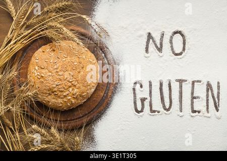 Gesundes Backen. Glutenfreies Mehl und Brot, Blick von oben Stockfoto