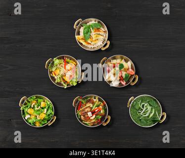 Indisches Essen in Pyramide angeordnet, isoliert auf Holz Stockfoto