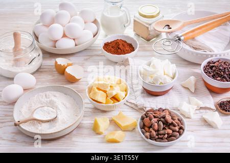 Verschiedene Backzutaten auf einem hölzernen Küchentisch Stockfoto