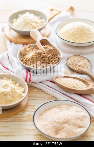 Gesundes und glutenfreies Mehl auf dem Küchentisch Stockfoto