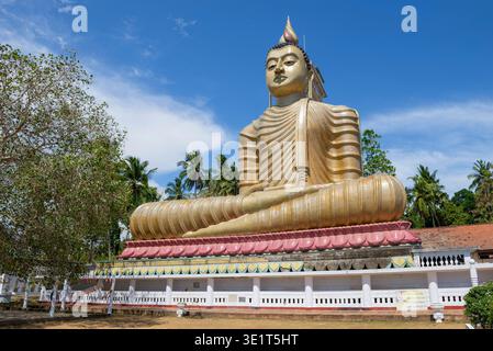 DIKWELLA, SRI LANKA - 17. FEBRUAR 2020: Riesige Skulptur eines sitzenden Buddha im Wewurukannala Vihara buddhistischen Tempel Stockfoto
