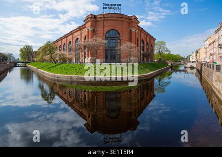 SANKT PETERSBURG, RUSSLAND - 14. MAI 2023: Blick auf die New Holland-Insel von der Kreuzung der Kryukov- und Admiralitätskanäle an einem sonnigen Maitag Stockfoto