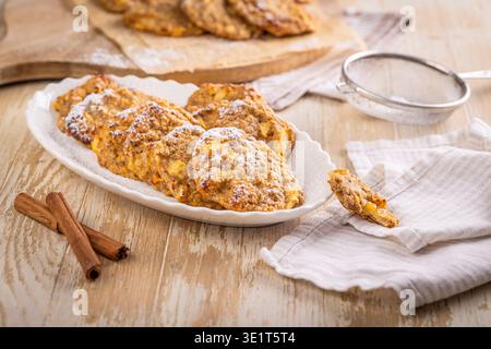 Zucker- und glutenfreie Apfelzimtpfannkuchen mit Chiasamen Stockfoto