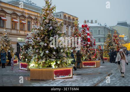 MOSKAU, RUSSLAND - 06. JANUAR 2024: Dekorierte Weihnachtsbäume an einem verschneiten Januartag auf der Kusnezki-Brückenstraße Stockfoto