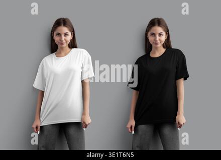 Modell eines weißen, schwarzen Oversize-T-Shirts auf einem Mädchen in grauer Jeans, Vorderansicht, isoliert auf einem Hintergrund. Set aus Damenhemden mit Rundhalsausschnitt. Stockfoto