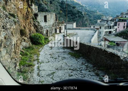 Blick aus einem Camper Cockpit durch die Windschutzscheibe auf eine sehr schmale, steile und kurvige Strasse die an kleinen Dörfern vorbei durch die wilde Landschaft des Aspromonte führt. Reggio Calabria, Kalabrien, Italien. Wilde Landschaft im Hinterland von Südkalabrien. *** Blick von einem Wohnmobil-Cockpit durch die Windschutzscheibe auf eine sehr enge, steile und kurvige Straße, die an kleinen Dörfern vorbei führt durch die wilde Landschaft von Aspromonte Reggio Calabria, Kalabria, Italien wilde Landschaft im Hinterland von Südkalabria Stockfoto