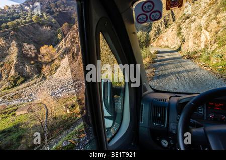Blick aus einem Camper Wohnmobil auf eine sehr schmale und kurvige Strasse die durch die wilde Landschaft des Aspromonte führt. Reggio Calabria, Kalabrien, Italien. Wilde Landschaft im Hinterland von Südkalabrien. *** Blick von einem Wohnmobil auf einer sehr schmalen und gewundenen Straße, die durch die wilde Landschaft von Aspromonte Reggio Calabria, Kalabria, Italien führt wilde Landschaft im Hinterland von Südkalabrien Stockfoto