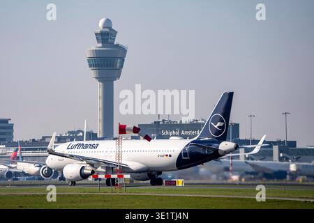 Lufthansa Airbus Flugzeug auf der Start- und Landebahn Aalsmeerbaan, Startvorbereitung, Flughafen Amsterdam Schiphol, Terminal, Flugsicherungsturm, AMS, ne Stockfoto