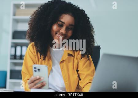 Seriöse Geschäftsfrau mit Laptop und Profi, die mit einem Stift von zu Hause aus eine geschäftliche E-Mail liest. Business, Computer und fokussierte weibliche La Stockfoto