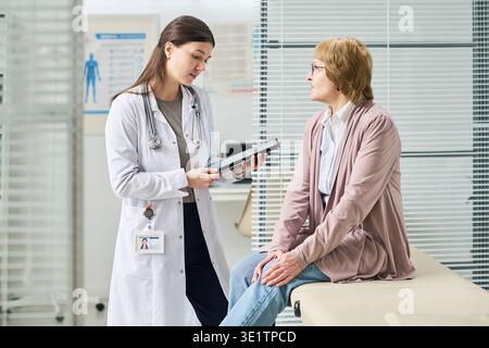 Junge Ärztin Berät Erwachsene Frau Stockfoto