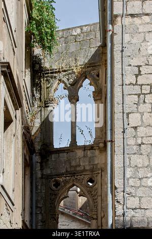 Gotisches Fenster eines alten, verfallenen Palastes in der Altstadt von Kotor Montenegro Stockfoto