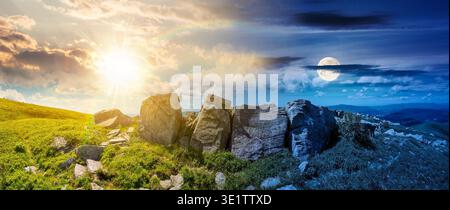 Bergiges Panorama mit riesigen Steinen in der Nähe des Hügels. Tag und Nacht. Schöne Sommersonnenwende Landschaft bei bewölktem Wetter. Sonne und Mond über Alpin Stockfoto