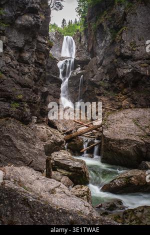 Der Aubachfall ist ein Naturdenkmal im Lammertal in Abtenau. Der Aubach fließt dabei zwischen Egelseehörndl und Einberg über eine Geländekante über fünf Kaskaden, bevor er 200 Meter danach in die Lammer Mündet. 17.05.2020. // der Aubacher Wasserfall ist ein Naturdenkmal im Lammertal bei Abtenau. Der Aubach fließt zwischen Egelseehörndl und Einberg über einen Kamm und stürzt fünf Ebenen ab, bevor er 200 Meter flussabwärts in die Lammer mündet. Mai 2020. - 20200517 PD8972 Stockfoto