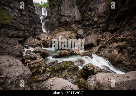 Der Aubachfall ist ein Naturdenkmal im Lammertal in Abtenau. Der Aubach fließt dabei zwischen Egelseehörndl und Einberg über eine Geländekante über fünf Kaskaden, bevor er 200 Meter danach in die Lammer Mündet. 17.05.2020. // der Aubacher Wasserfall ist ein Naturdenkmal im Lammertal bei Abtenau. Der Aubach fließt zwischen Egelseehörndl und Einberg über einen Kamm und stürzt fünf Ebenen ab, bevor er 200 Meter flussabwärts in die Lammer mündet. Mai 2020. - 20200517 PD8973 Stockfoto