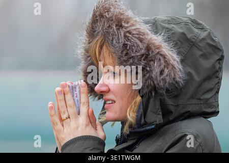 Niederlande, Eine Frau, die ihre Hände mit einem Handwärmer wärmt, auch bekannt als Wärmekissen. Die Pads enthalten natürliche Inhaltsstoffe wie Eisenpulver, die gen Stockfoto