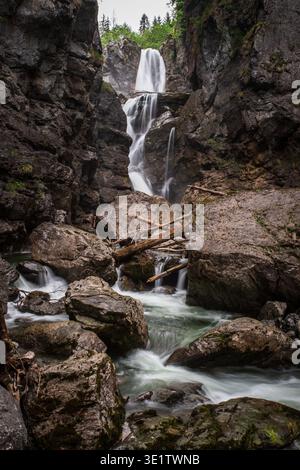 Der Aubachfall ist ein Naturdenkmal im Lammertal in Abtenau. Der Aubach fließt dabei zwischen Egelseehörndl und Einberg über eine Geländekante über fünf Kaskaden, bevor er 200 Meter danach in die Lammer Mündet. 17.05.2020. // der Aubacher Wasserfall ist ein Naturdenkmal im Lammertal bei Abtenau. Der Aubach fließt zwischen Egelseehörndl und Einberg über einen Kamm und stürzt fünf Ebenen ab, bevor er 200 Meter flussabwärts in die Lammer mündet. Mai 2020. - 20200517 PD8974 Stockfoto