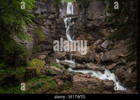 Der Aubachfall ist ein Naturdenkmal im Lammertal in Abtenau. Der Aubach fließt dabei zwischen Egelseehörndl und Einberg über eine Geländekante über fünf Kaskaden, bevor er 200 Meter danach in die Lammer Mündet. 17.05.2020. // der Aubacher Wasserfall ist ein Naturdenkmal im Lammertal bei Abtenau. Der Aubach fließt zwischen Egelseehörndl und Einberg über einen Kamm und stürzt fünf Ebenen ab, bevor er 200 Meter flussabwärts in die Lammer mündet. Mai 2020. - 20200517 PD8976 Stockfoto