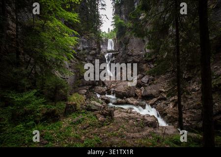 Der Aubachfall ist ein Naturdenkmal im Lammertal in Abtenau. Der Aubach fließt dabei zwischen Egelseehörndl und Einberg über eine Geländekante über fünf Kaskaden, bevor er 200 Meter danach in die Lammer Mündet. 17.05.2020. // der Aubacher Wasserfall ist ein Naturdenkmal im Lammertal bei Abtenau. Der Aubach fließt zwischen Egelseehörndl und Einberg über einen Kamm und stürzt fünf Ebenen ab, bevor er 200 Meter flussabwärts in die Lammer mündet. Mai 2020. - 20200517 PD8977 Stockfoto