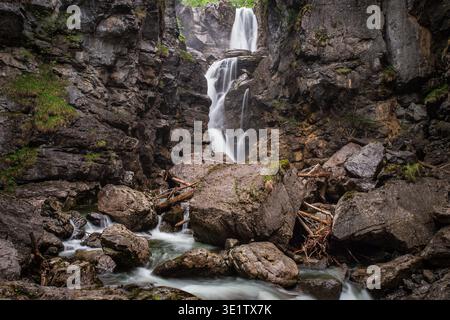 Der Aubachfall ist ein Naturdenkmal im Lammertal in Abtenau. Der Aubach fließt dabei zwischen Egelseehörndl und Einberg über eine Geländekante über fünf Kaskaden, bevor er 200 Meter danach in die Lammer Mündet. 17.05.2020. // der Aubacher Wasserfall ist ein Naturdenkmal im Lammertal bei Abtenau. Der Aubach fließt zwischen Egelseehörndl und Einberg über einen Kamm und stürzt fünf Ebenen ab, bevor er 200 Meter flussabwärts in die Lammer mündet. Mai 2020. - 20200517 PD8979 Stockfoto