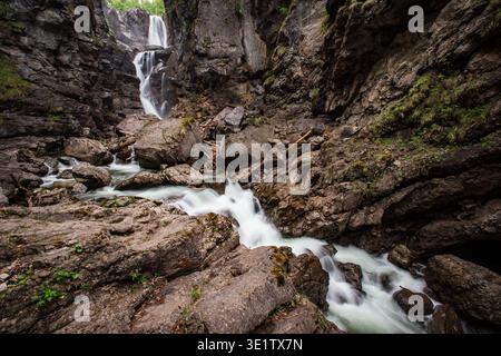 Der Aubachfall ist ein Naturdenkmal im Lammertal in Abtenau. Der Aubach fließt dabei zwischen Egelseehörndl und Einberg über eine Geländekante über fünf Kaskaden, bevor er 200 Meter danach in die Lammer Mündet. 17.05.2020. // der Aubacher Wasserfall ist ein Naturdenkmal im Lammertal bei Abtenau. Der Aubach fließt zwischen Egelseehörndl und Einberg über einen Kamm und stürzt fünf Ebenen ab, bevor er 200 Meter flussabwärts in die Lammer mündet. Mai 2020. - 20200517 PD8980 Stockfoto