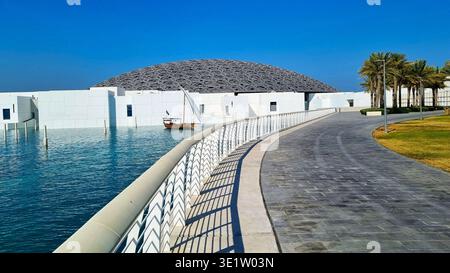 Ein Blick auf das Ufer von Saadiyat Island mit dem Louvre Museum in Abu Dhabi, VAE Stockfoto
