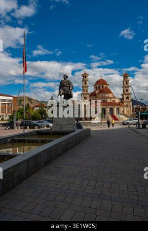 Statue für unbekannte albanische Patrioten vor der Auferstehung der Christus-orthodoxen Kathedrale auf Bulevardi SH'n Gjergji Korka Albanien Stockfoto