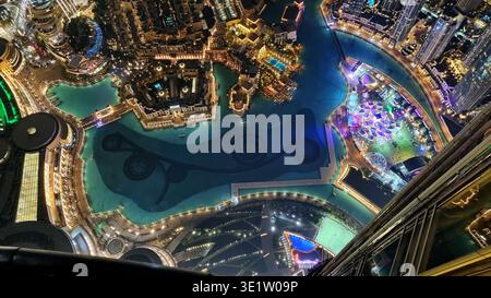 Ein malerischer nächtlicher Blick von oben auf den Brunnen und die Umgebung des Burj Khalifa in Dubai, VAE Stockfoto