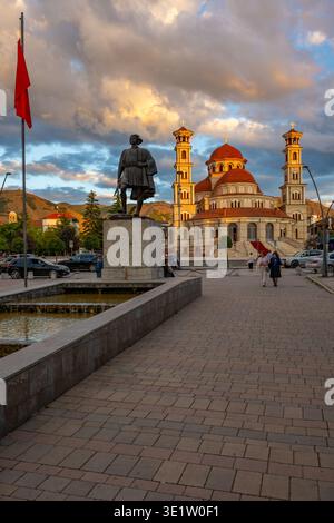 Statue für unbekannte albanische Patrioten vor der Auferstehung der Christus-orthodoxen Kathedrale auf Bulevardi SH'n Gjergji Korka Albanien Stockfoto