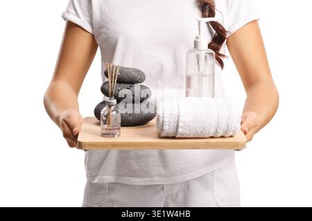 Therapeut hält ein Handtuch, Steine und Öl isoliert auf weißem Hintergrund Stockfoto