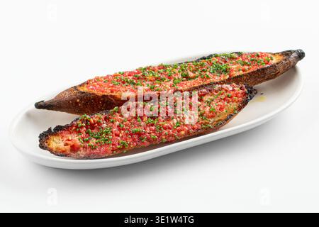 Tomatenbruschetta mit Kräutern auf Teller Stockfoto